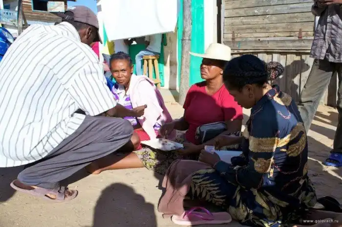 Как добывают и продают нелегальные драгоценные камни на Мадагаскаре