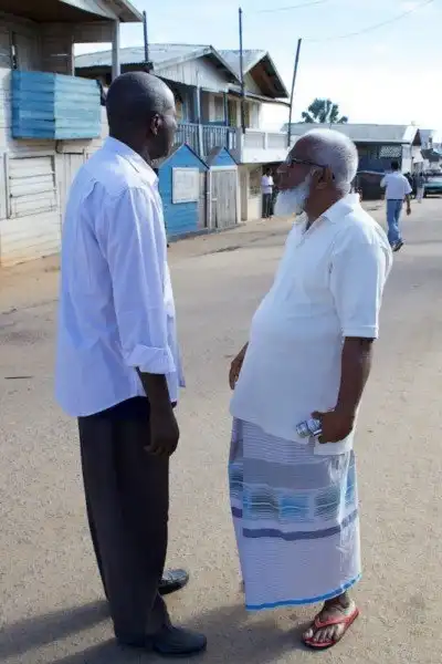 Как добывают и продают нелегальные драгоценные камни на Мадагаскаре