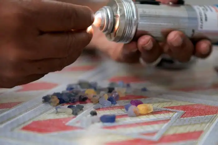 Как добывают и продают нелегальные драгоценные камни на Мадагаскаре