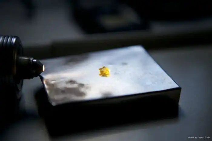 Как добывают и продают нелегальные драгоценные камни на Мадагаскаре