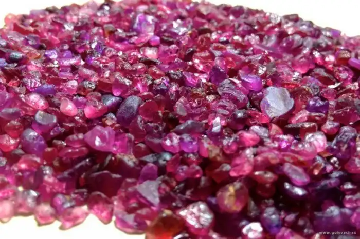 Как добывают и продают нелегальные драгоценные камни на Мадагаскаре