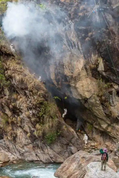 Неизвестные Гималаи: в поисках охотников за медом диких пчёл
