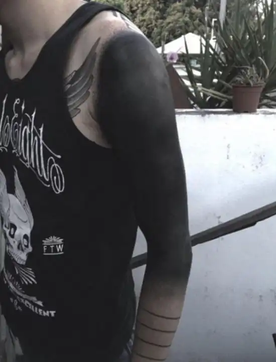 Новая мода: закрашенные татуировки