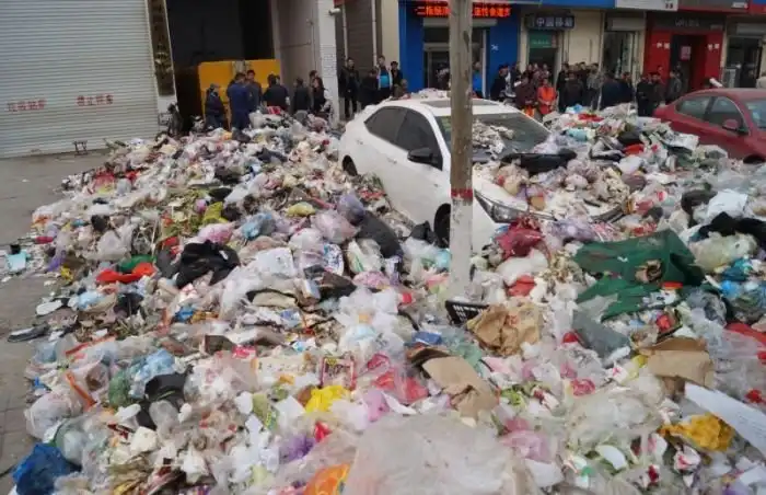 Китайские мусорщики по-своему проучили автомобилиста