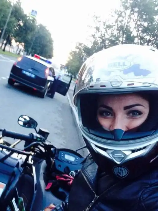 Сильная девушка на квадроцикле