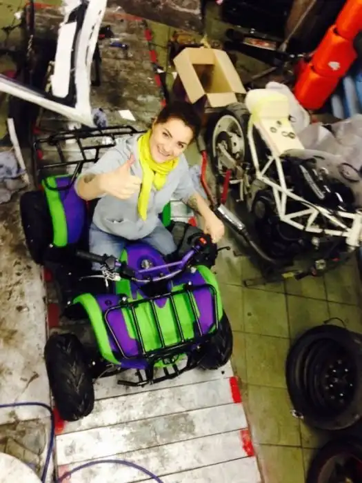 Сильная девушка на квадроцикле