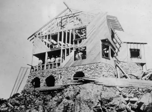 Домик на камне