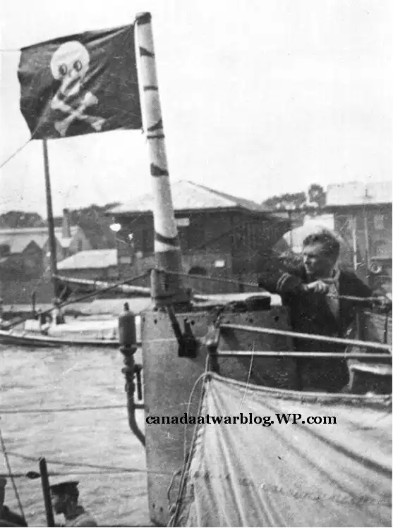 "Веселый Роджер" над субмариной