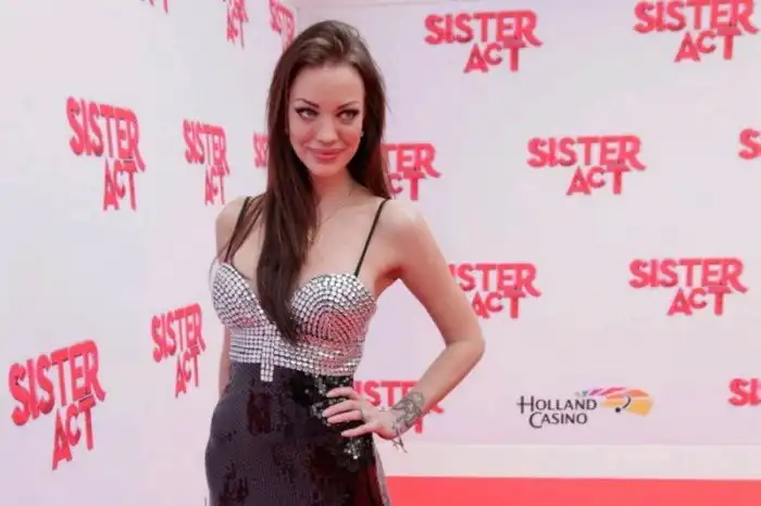 10 молодых версий Анджелины Джоли, которые вы обязаны увидеть