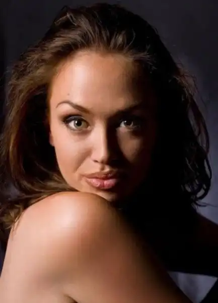 10 молодых версий Анджелины Джоли, которые вы обязаны увидеть