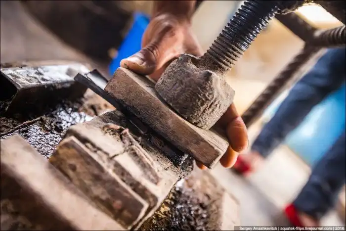 Как делают изделия из коровьих рогов на Мадагаскаре