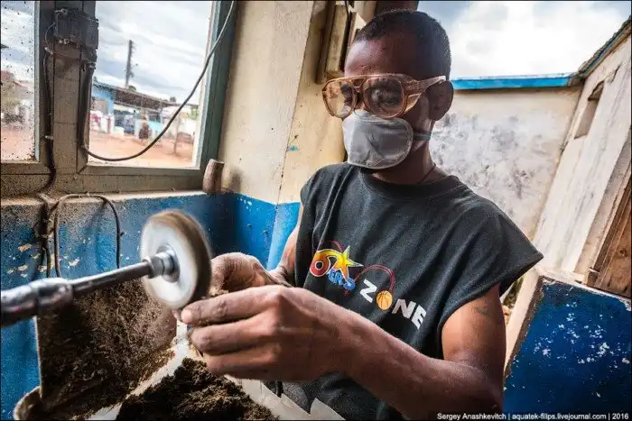 Как делают изделия из коровьих рогов на Мадагаскаре