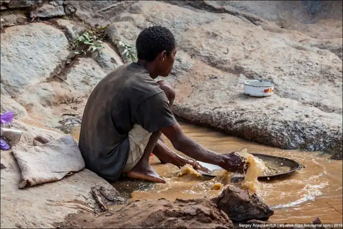 10 долларов за грамм. Как намывают золото в Африке
