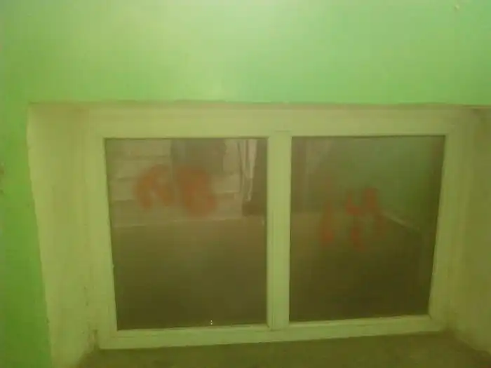 В Новокузнецке коллекторы заблокировали дверь должницы монтажной пеной