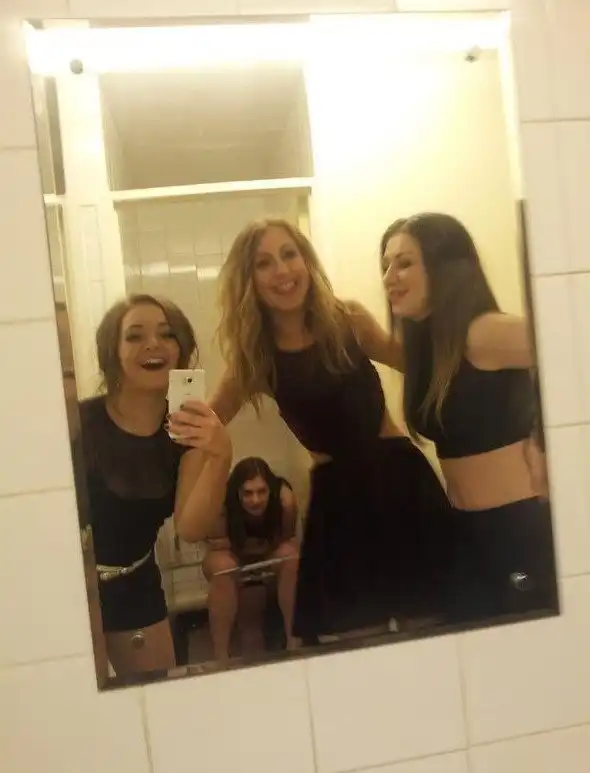 26 безумных фотографий девушек, которые не должны были попасть в интернет