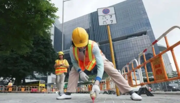 В Гонконге заклеили брусчатку, чтобы её не смогли бросать в высокопоставленного чиновника