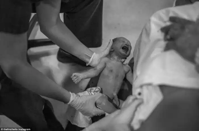 Первое «привет»: фотопроект о первой встрече мамы и малыша