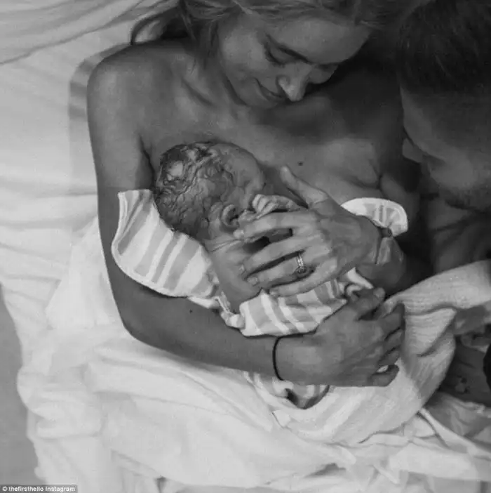 Первое «привет»: фотопроект о первой встрече мамы и малыша