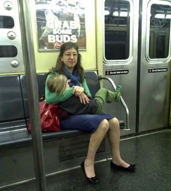 Звезды не стесняются кормить грудью на публике