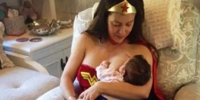 Звезды не стесняются кормить грудью на публике