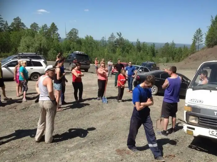 Жителям Киренска приходится самостоятельно заделывать ямы на дорогах