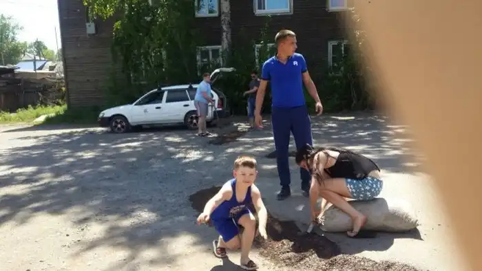 Жителям Киренска приходится самостоятельно заделывать ямы на дорогах