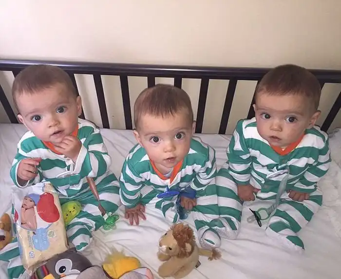 Британские тройняшки, которых с трудом различает даже мать