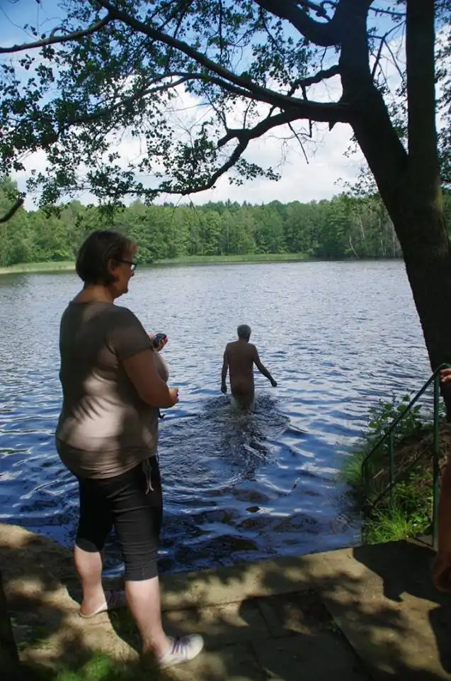 Немецких нудистов заставляют одеться из-за мигрантов