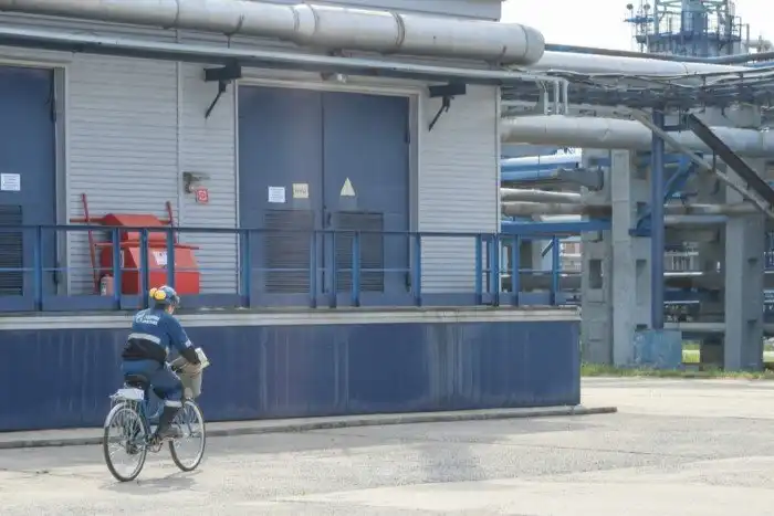 Как работает крупнейший нефтеперерабатывающий завод в России