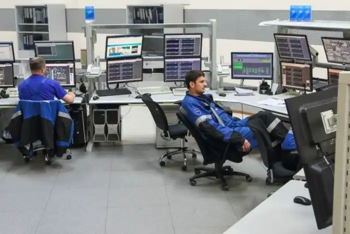 Как работает крупнейший нефтеперерабатывающий завод в России