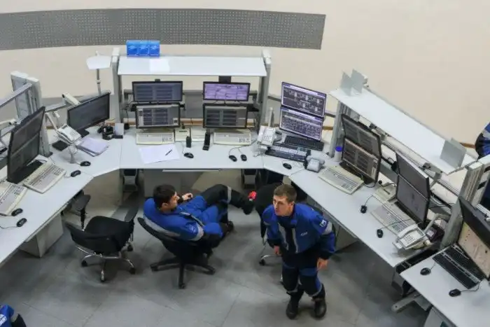 Как работает крупнейший нефтеперерабатывающий завод в России