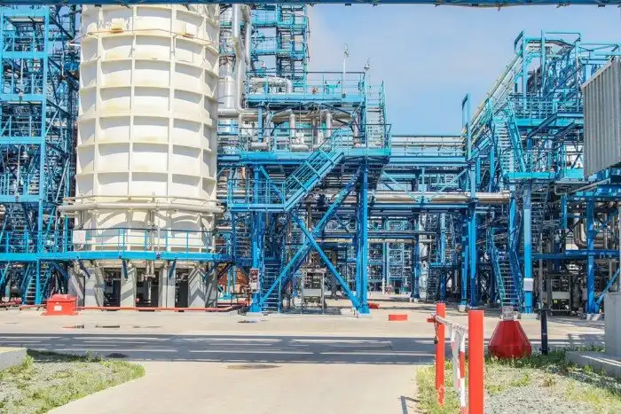 Как работает крупнейший нефтеперерабатывающий завод в России