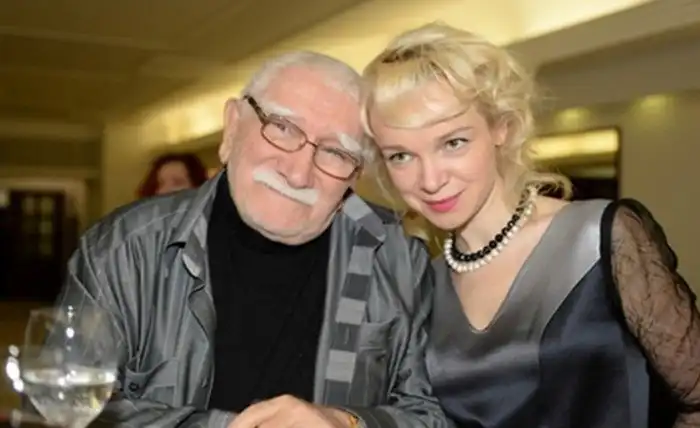 Неравные браки: они предпочитают упругую молодость опыту ровесников