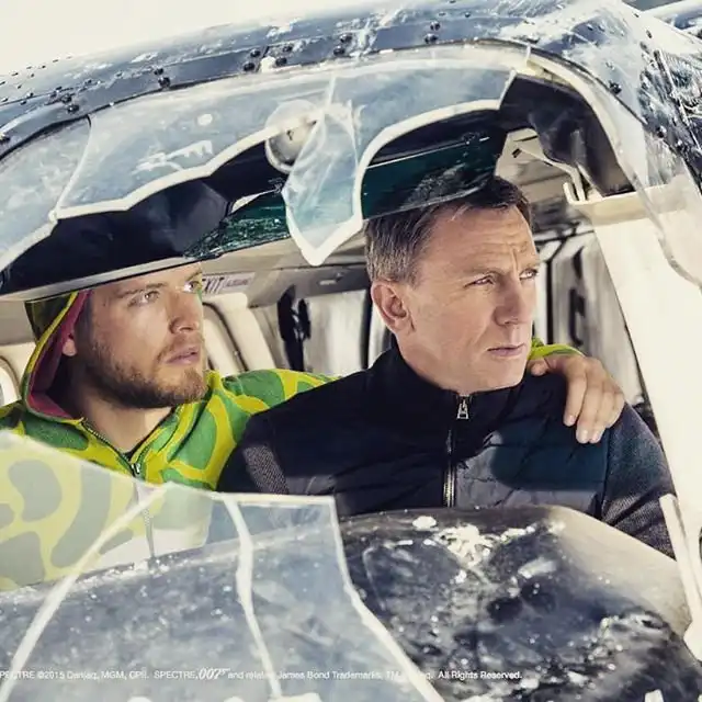 Парень пририсовывает себя к фотографиям со знаменитостями