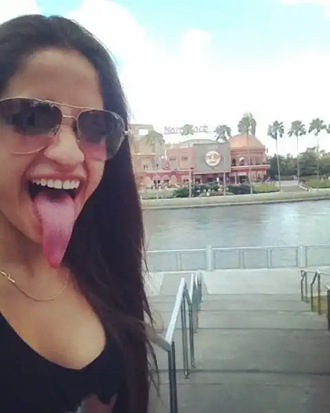 Венесуэлка покорила интернет благодаря языку, достающему до носа