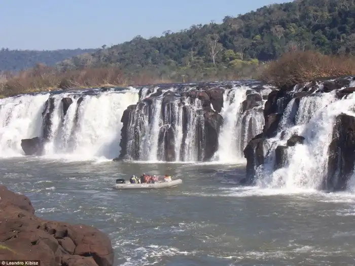 Такого вы больше нигде не увидите: уникальные боковые водопады на реке Игуасу в Аргентине