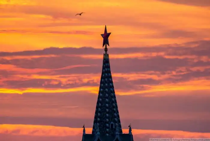 Как солнце вставало над Кремлем