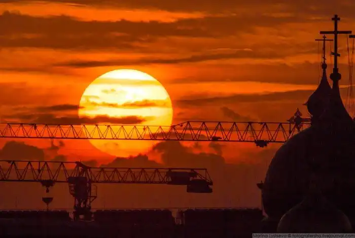 Как солнце вставало над Кремлем