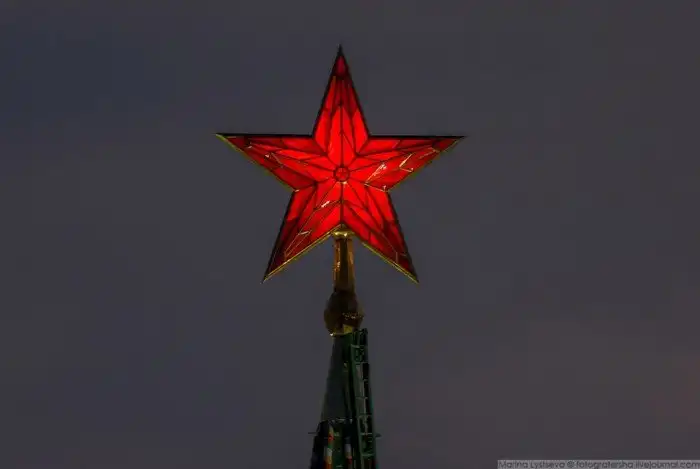 Как солнце вставало над Кремлем