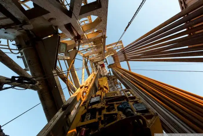 Как бурят скважины для нефти и газа?