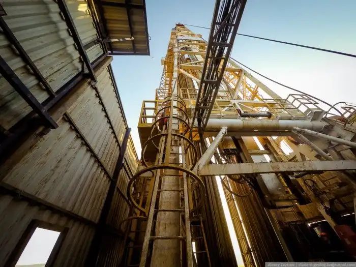 Как бурят скважины для нефти и газа?