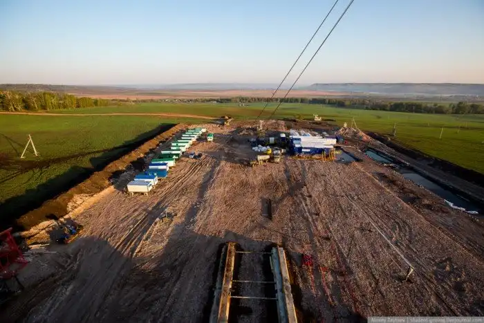 Как бурят скважины для нефти и газа?