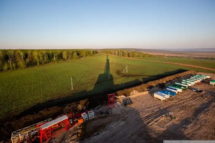 Как бурят скважины для нефти и газа?