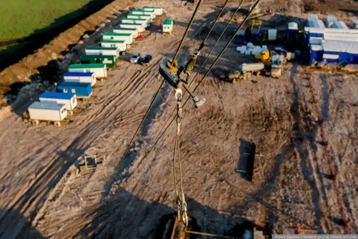 Как бурят скважины для нефти и газа?