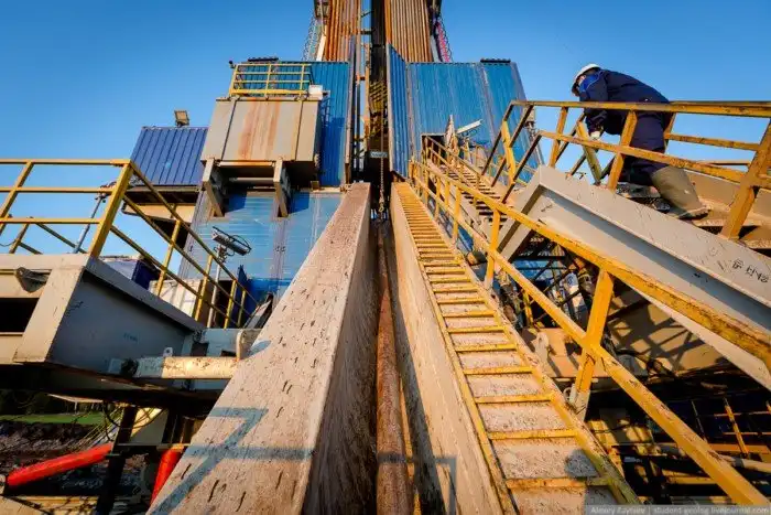 Как бурят скважины для нефти и газа?
