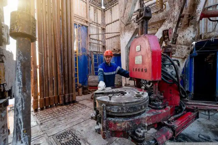 Как бурят скважины для нефти и газа?