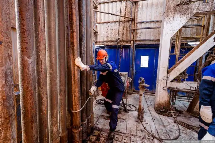Как бурят скважины для нефти и газа?