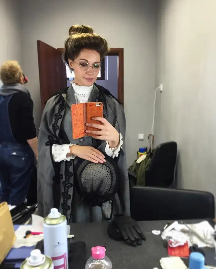 Кажется, эта девушка, чье лицо мы никак не можем запомнить, снялась в рекламе ВСЕГО