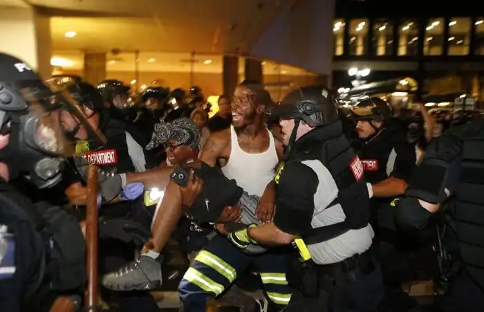 Из-за беспорядков в американском городе Шарлотт введено ЧП