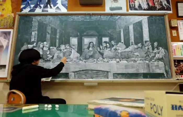 Учитель рисует удивительные рисунки мелом на доске